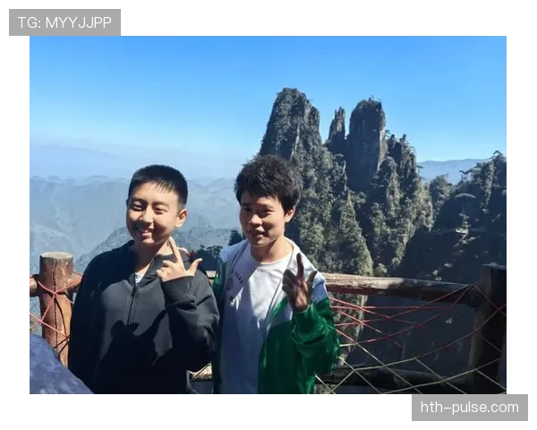 侯志慧赛前吃香蕉被拍，网友：这姐举重完顺手能拎走我一个月工资